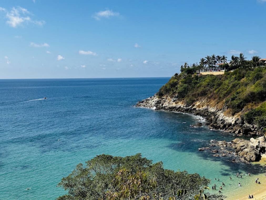 Playa Carrizalillo cove and turquoise water in Puerto Escondido