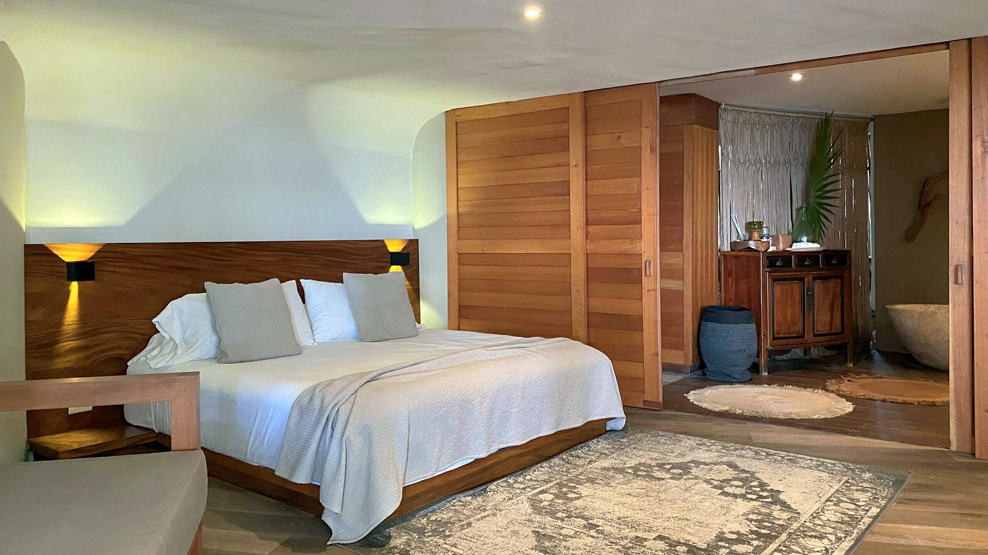 A king bedroom with an ensuite bathroom at Casa Nalum in Sian Ka'an