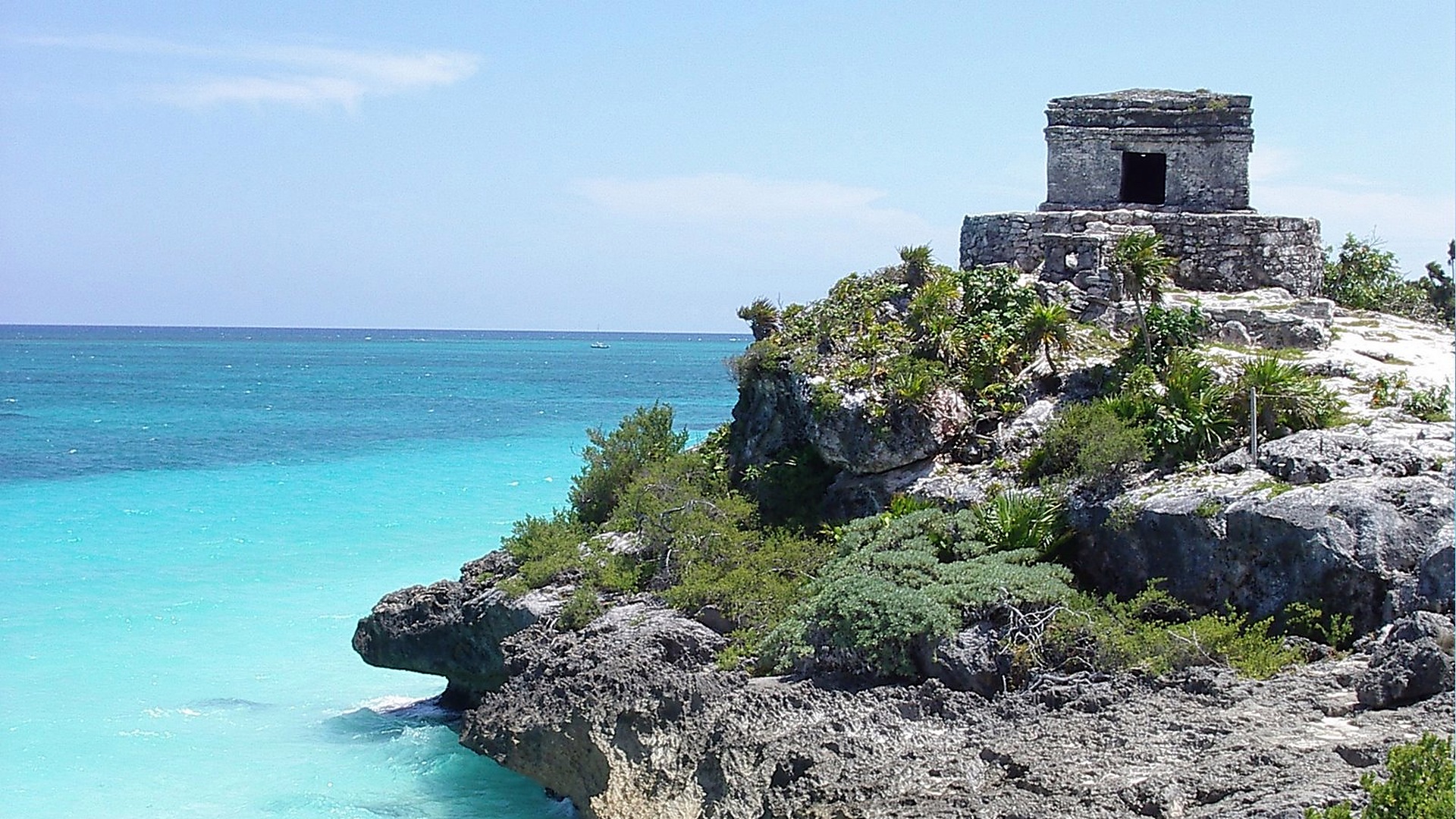 El Castillo at the Tulum ruins on a cliff above the Caribbean Sea